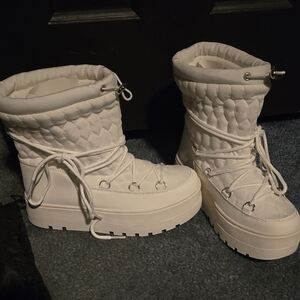 JustFab Quilted White Winter Boots